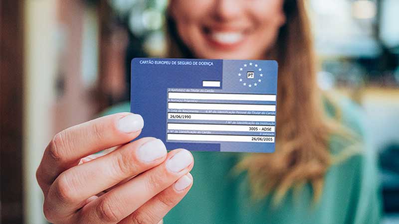 Mulher a mostrar o cartão europeu de seguro de doença